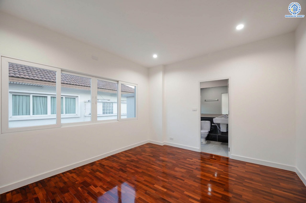 บ้านมือสองตกแต่งใหม่ โครงการ นนท์ณิชา พระนั่งเกล้า เนื้อที่กว้าง 67.5 ตร.ว. ฟังก์ชัน 3 ห้องนอน 3 ห้องน้ำ 1 ห้องอเนกประสงค์ 2 จอดรถ บนทำเลศักยภาพ ติดถนนรัตนาธิเบศร์ เชื่อมต่อถนนชัยพฤกษ์ ใกล้รถไฟฟ้าสายสีม่วง "สถานีไทรม้า" และจุดขึ้นทางด่วน "งามวงศ์วาน"